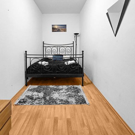 Modern Three-Bedroom, Triple King Beds Wien Ngoại thất bức ảnh