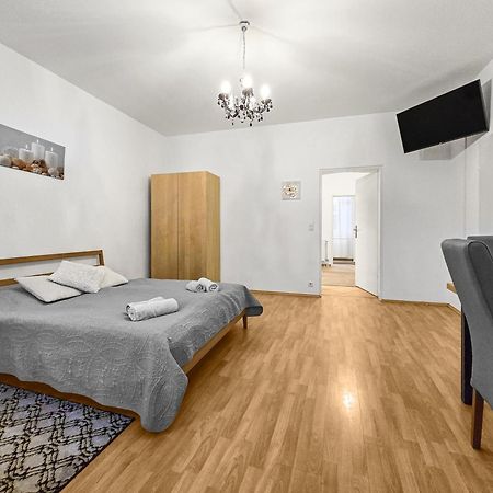 Modern Three-Bedroom, Triple King Beds Wien Ngoại thất bức ảnh