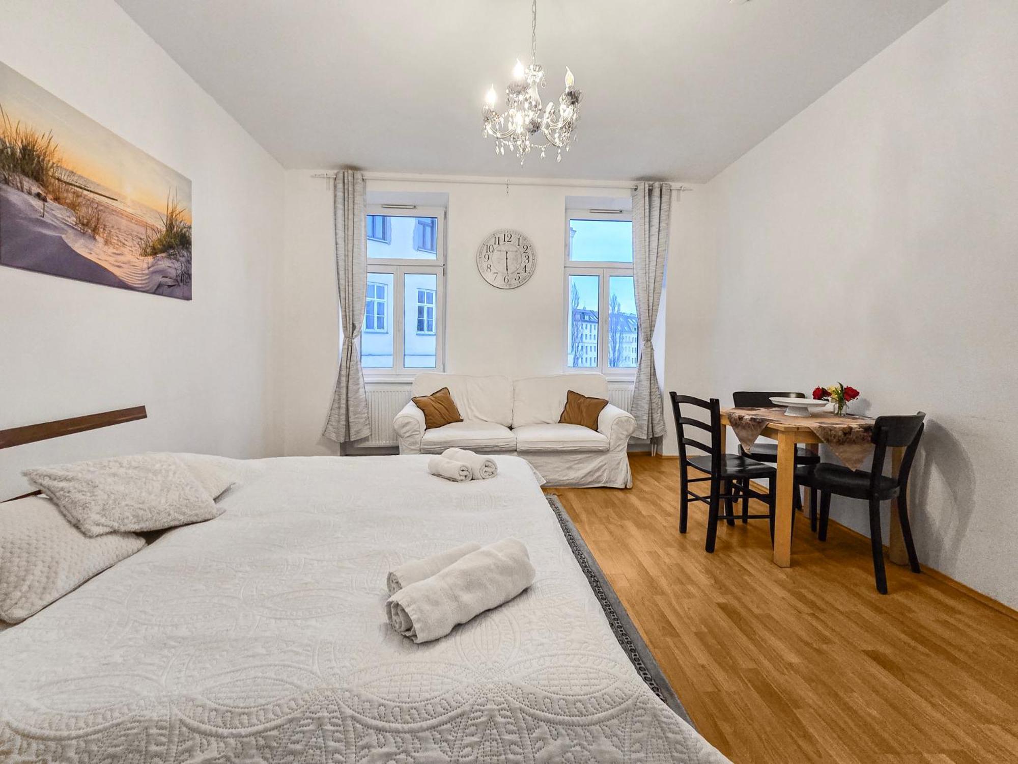 Modern Three-Bedroom, Triple King Beds Wien Ngoại thất bức ảnh